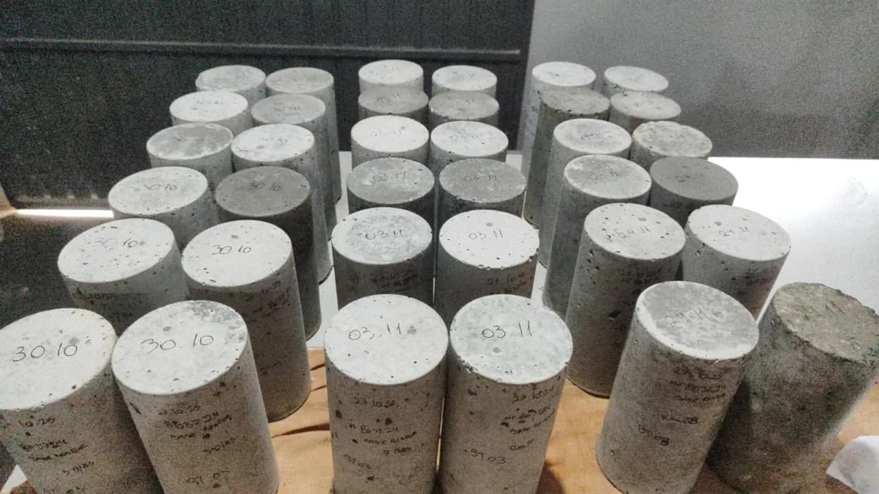 Corpos de prova de concreto identificados por data em bancada, rastreabilidade total da coleta ao laudo ProQuality
